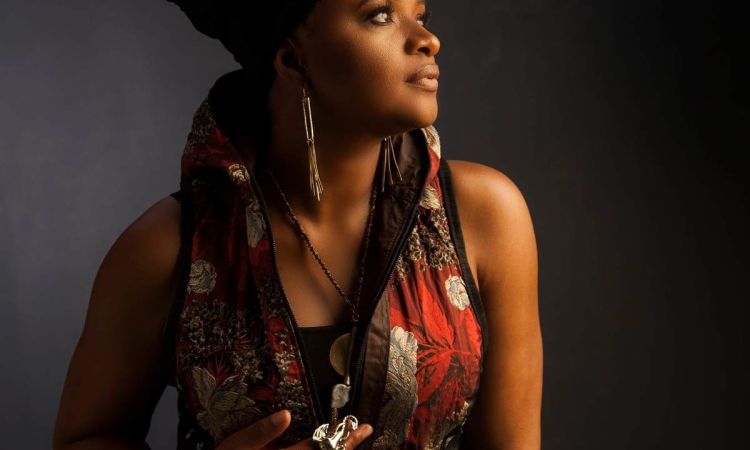 Световноизвестната джаз певица Лиз Райт засажда дърво в Пловдив